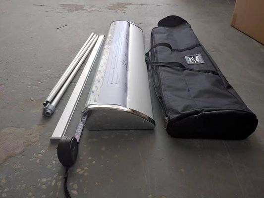 Flacher, einziehbarer, breiter Basis-Aluminium-Rollbannerständer für Werbung